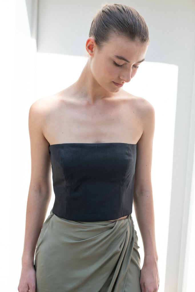 The Lica Top Linen by GAUGE81 is a linen bustier top with a side zip closure