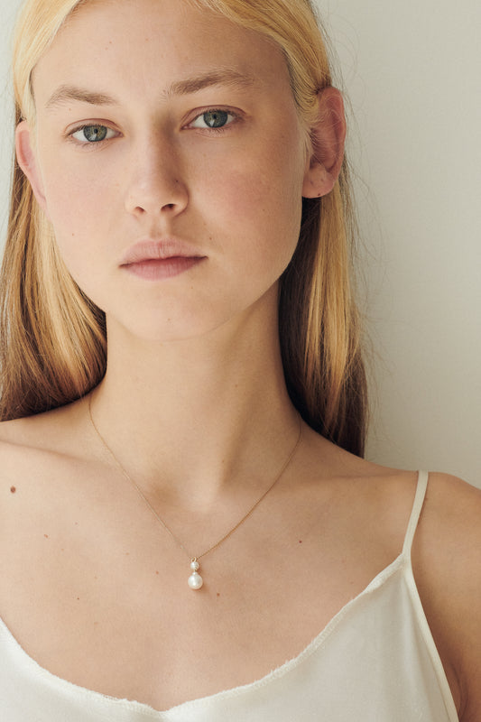 The Babylon Trois Necklace by Sophie Bille Brahe is a fine 14Kt Gold necklace with 3 freshwater pearls suspended in a pendant