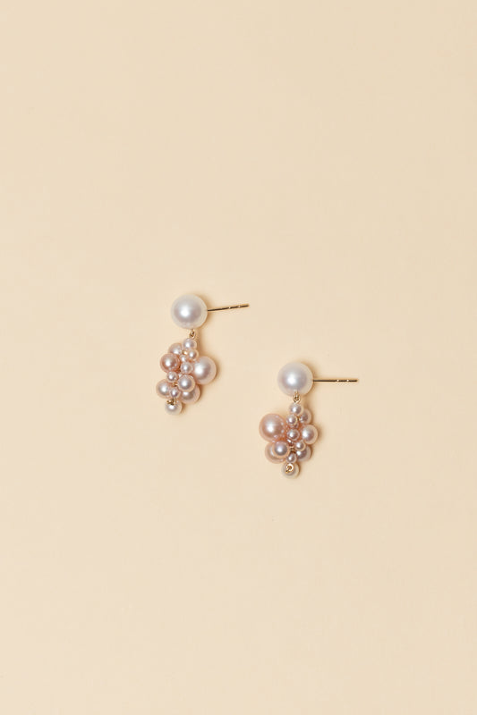The Botticelli Earrings by Sophie Bille Brahe are a pair of 14Kt Gold earrings with pink and cream pearls of different sizes