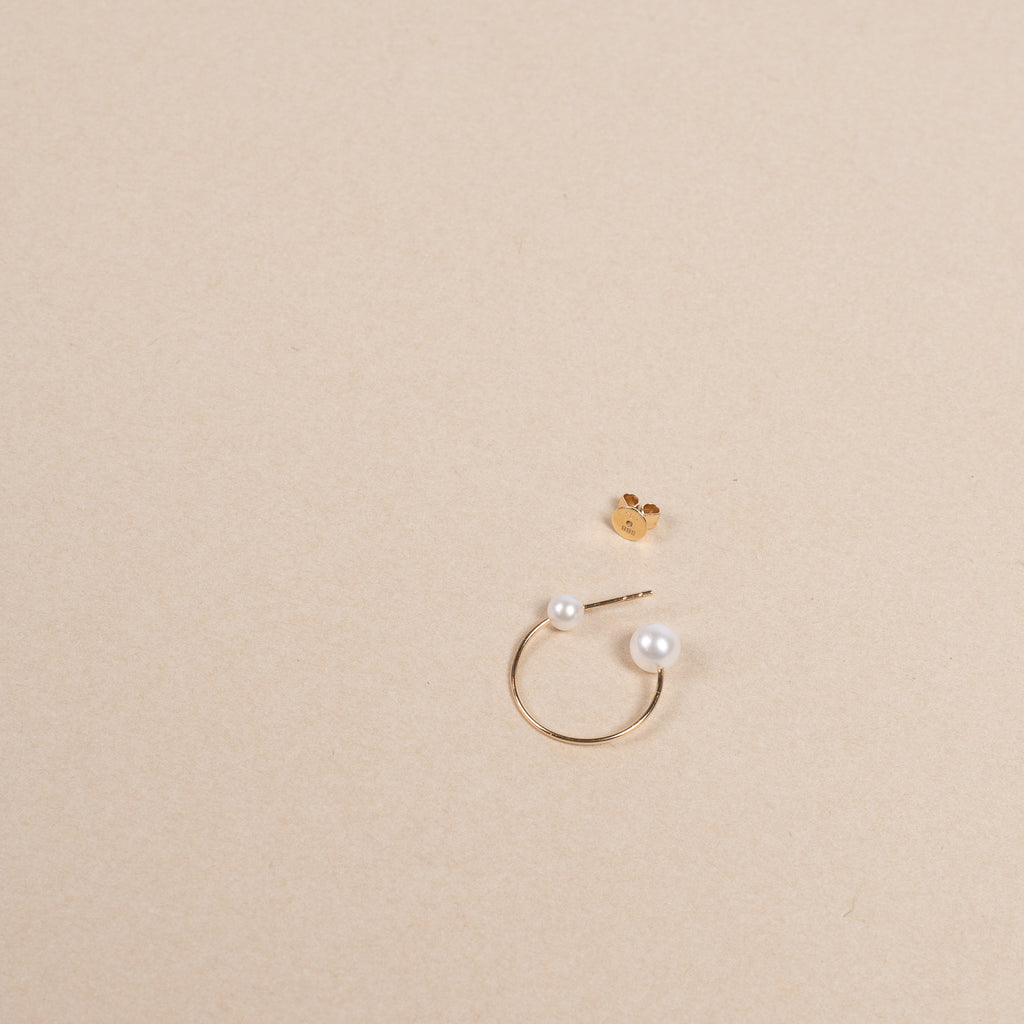 The Claudia Earring by Sophie Bille Brahe is a single hoop earring with pearls, which captures Sophie Bille Brahe’s minimalistic sensibility and clean Scandinavian aesthetic