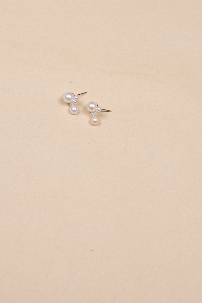 The Grande Chambre De perles Earring by Sophie Bille Brahe is a single pearl earring in 14K yellow gold with round freshwater pearls
