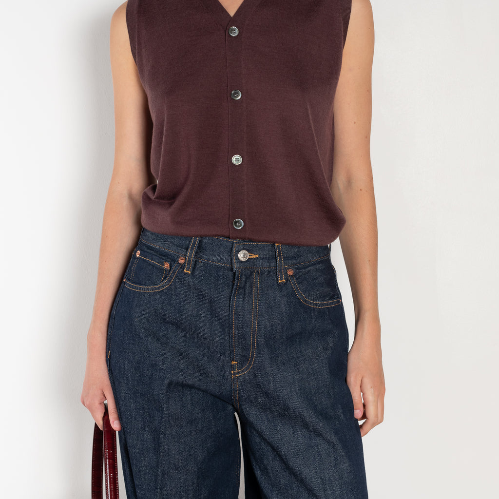 The Cropped Roomy Jeans by 6397 is a relaxed jeans with a wide cropped leg and relaxed waistband on the hip
