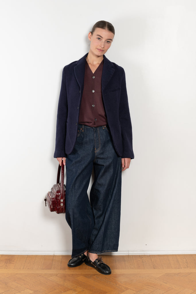 The Cropped Roomy Jeans by 6397 is a relaxed jeans with a wide cropped leg and relaxed waistband on the hip