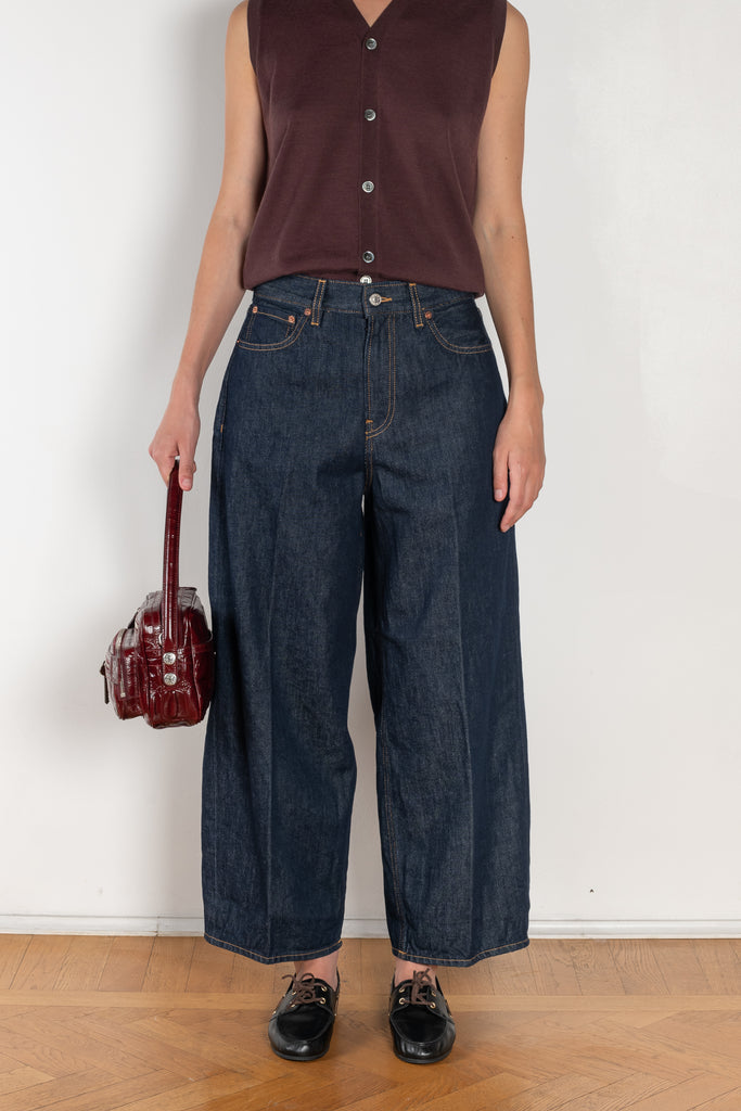 The Cropped Roomy Jeans by 6397 is a relaxed jeans with a wide cropped leg and relaxed waistband on the hip