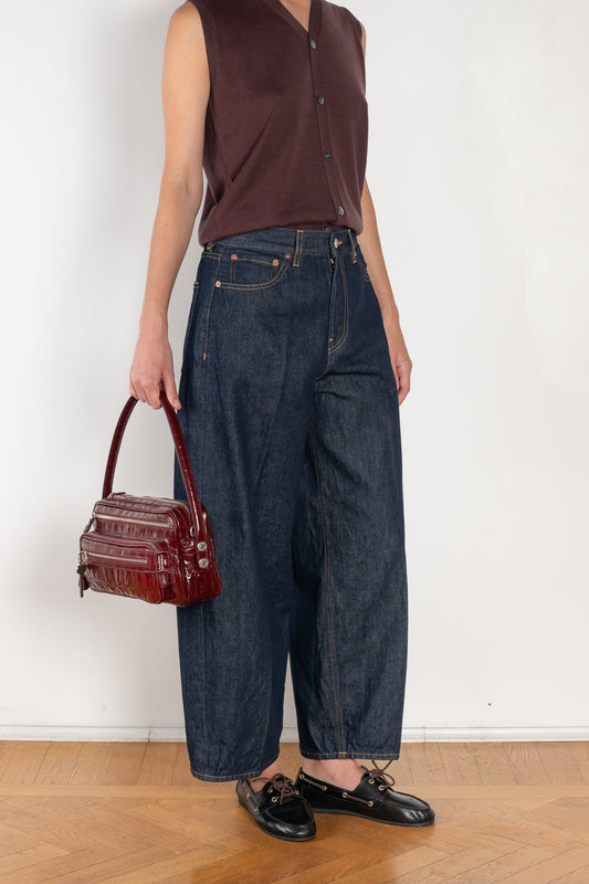 The Cropped Roomy Jeans by 6397 is a relaxed jeans with a wide cropped leg and relaxed waistband on the hip