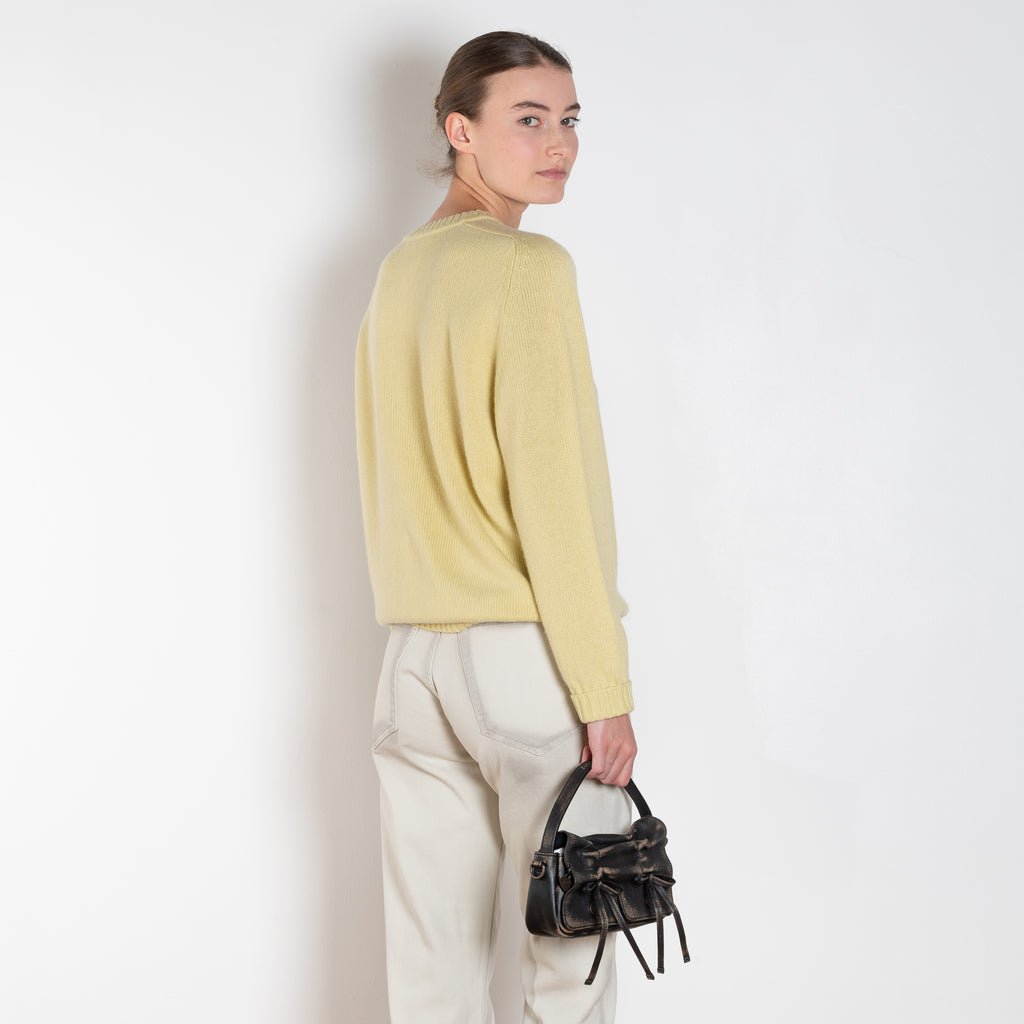 The Paris 5 Pockets Jeans by 6397 has a slim straight cropped leg