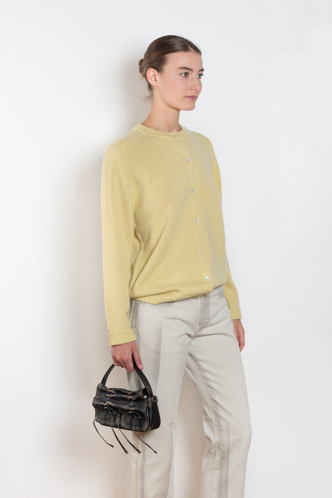 The Paris 5 Pockets Jeans by 6397 has a slim straight cropped leg