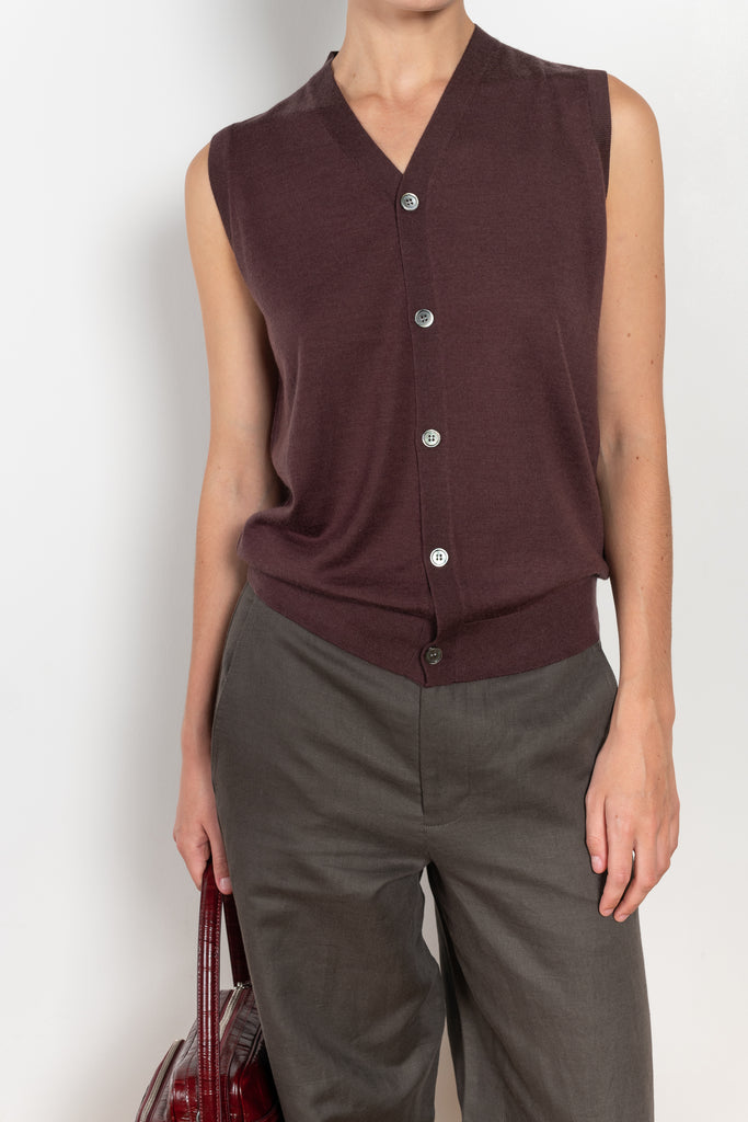The Cropped Roomy Trouser by 6397 is wide cropped leg, it has side slit pockets and slash pockets on the back in a soft cotton and linen blend