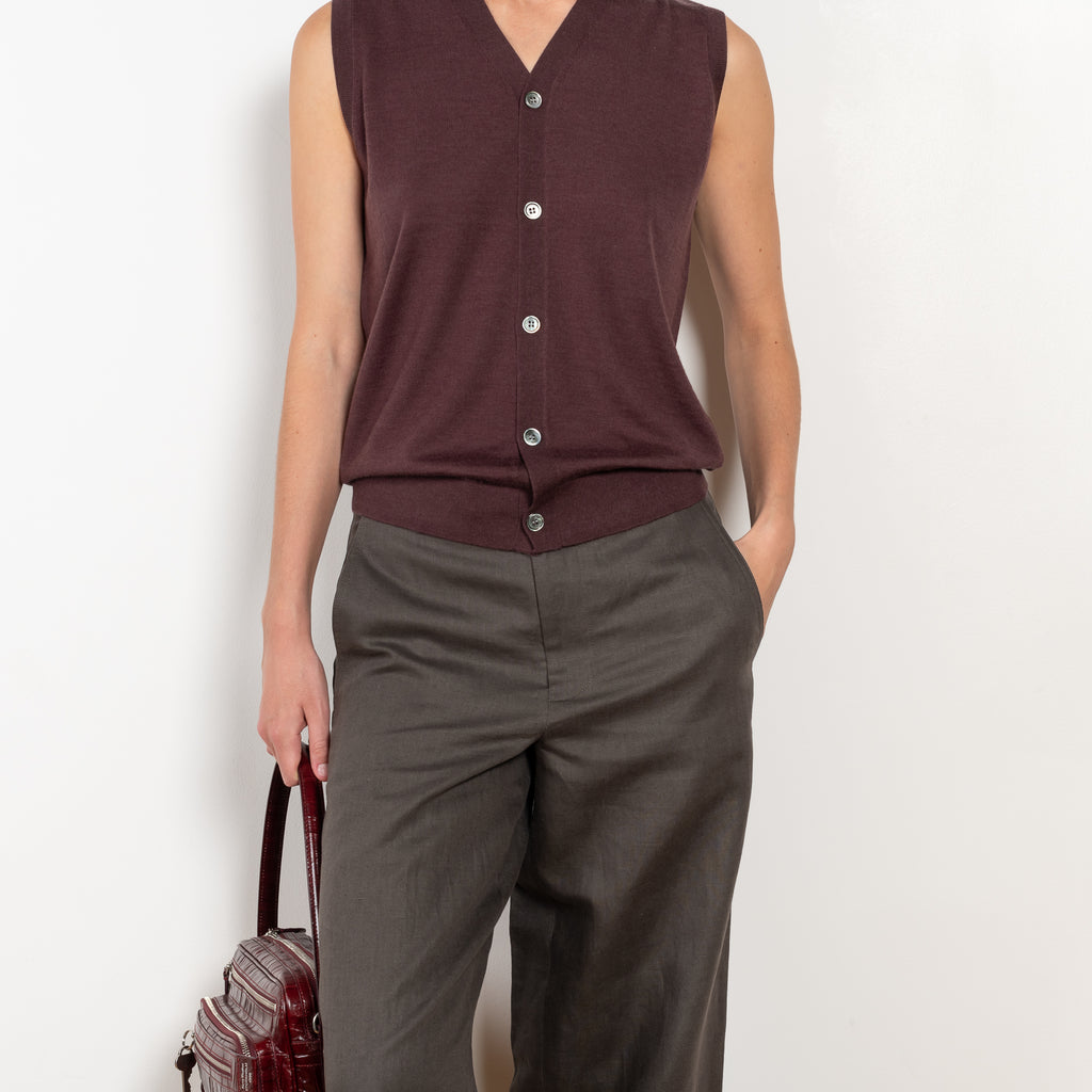 The Cropped Roomy Trouser by 6397 is wide cropped leg, it has side slit pockets and slash pockets on the back in a soft cotton and linen blend