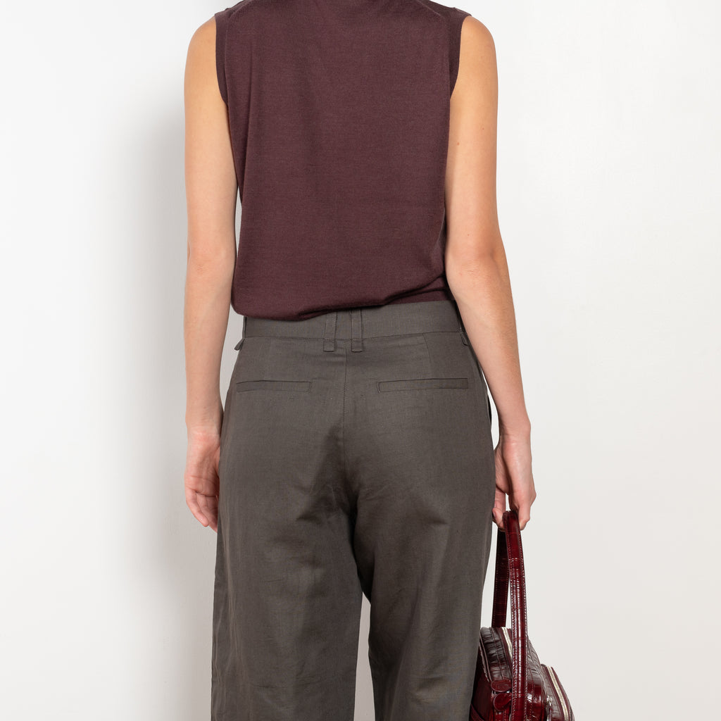 The Cropped Roomy Trouser by 6397 is wide cropped leg, it has side slit pockets and slash pockets on the back in a soft cotton and linen blend