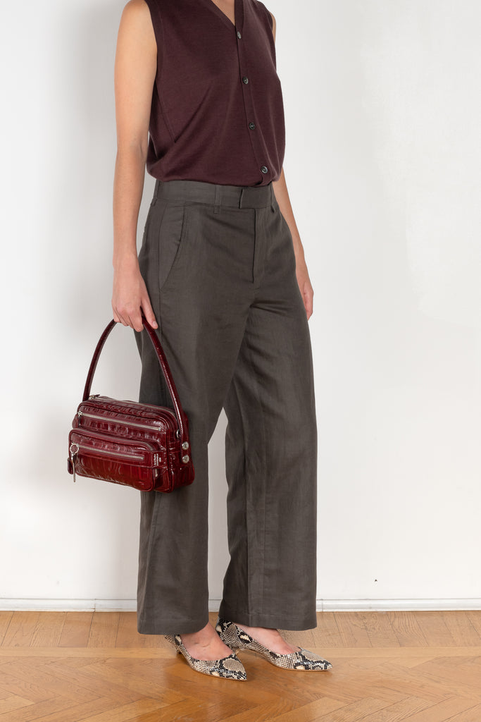 The Cropped Roomy Trouser by 6397 is wide cropped leg, it has side slit pockets and slash pockets on the back in a soft cotton and linen blend