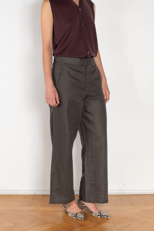 The Cropped Roomy Trouser by 6397 is wide cropped leg, it has side slit pockets and slash pockets on the back in a soft cotton and linen blend