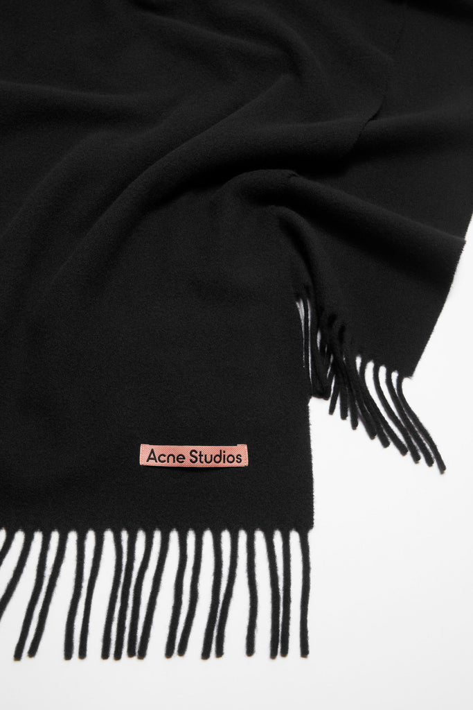 The Fringe Wool Scarf Narrow by Acne Studios bubble is detailed with a pink Acne Studios label and crafted from midweight wool