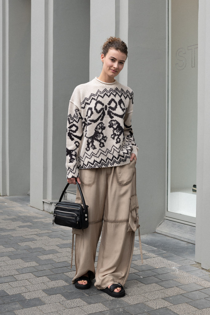 The Jacquard Sweater 818 by Acne Studios is a crew neck sweater with a relaxed fit and below hip length. Detailed with an all-over jacquard seasonal animation.