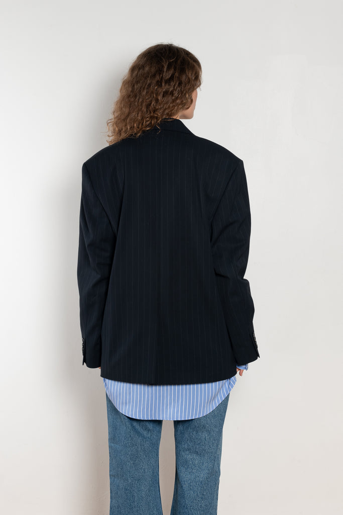 The Single-breasted suit jacket by Acne Studios is crafted fluid pinstriped fabric with layered shirting detailing