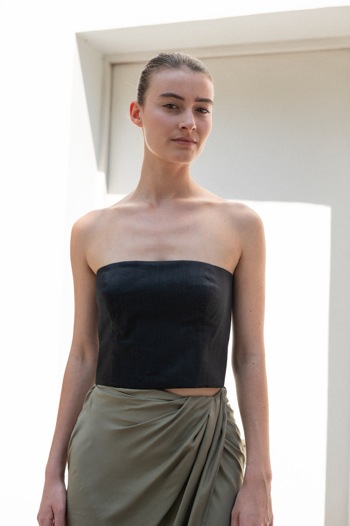 The Lica Top Linen by GAUGE81 is a linen bustier top with a side zip closure