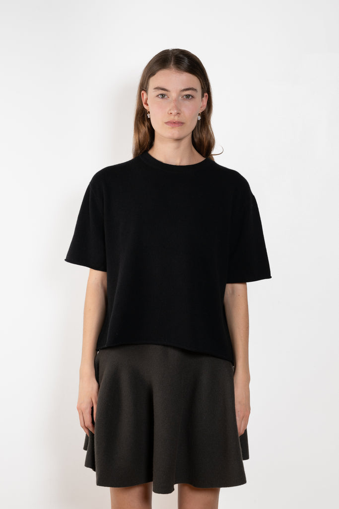 The Cila Tee by LISA YANG is a fine knit cashmere t-shirt with a classic round neck and rolled trim edges