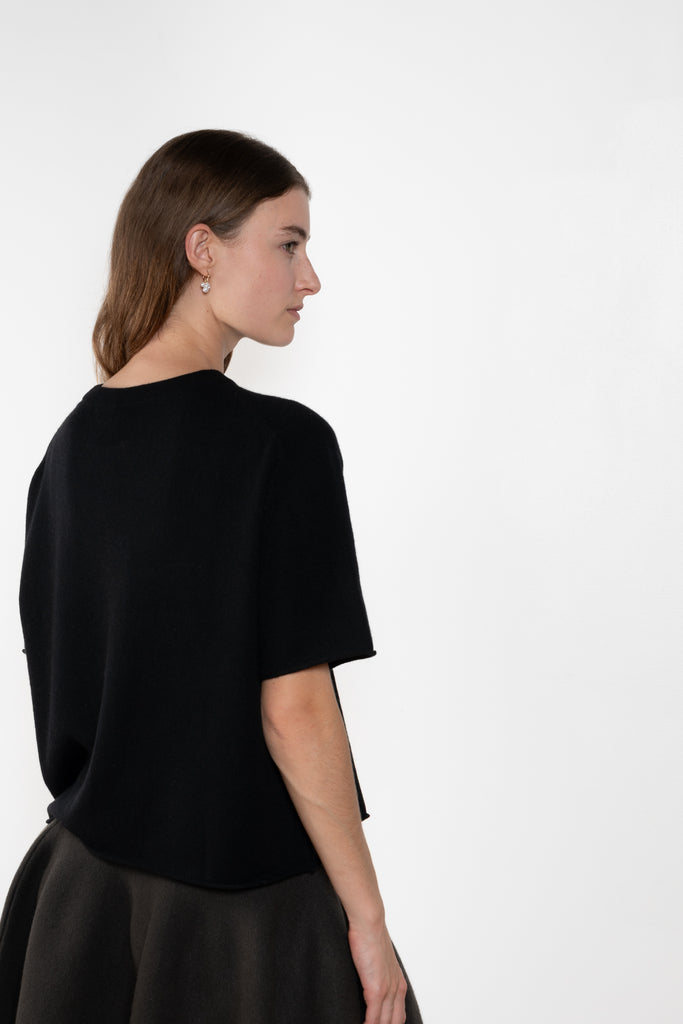 The Cila Tee by LISA YANG is a fine knit cashmere t-shirt with a classic round neck and rolled trim edges