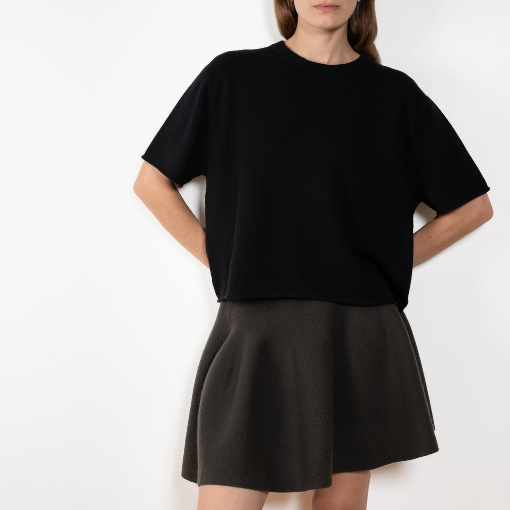 The Cila Tee by LISA YANG is a fine knit cashmere t-shirt with a classic round neck and rolled trim edges&nbsp;