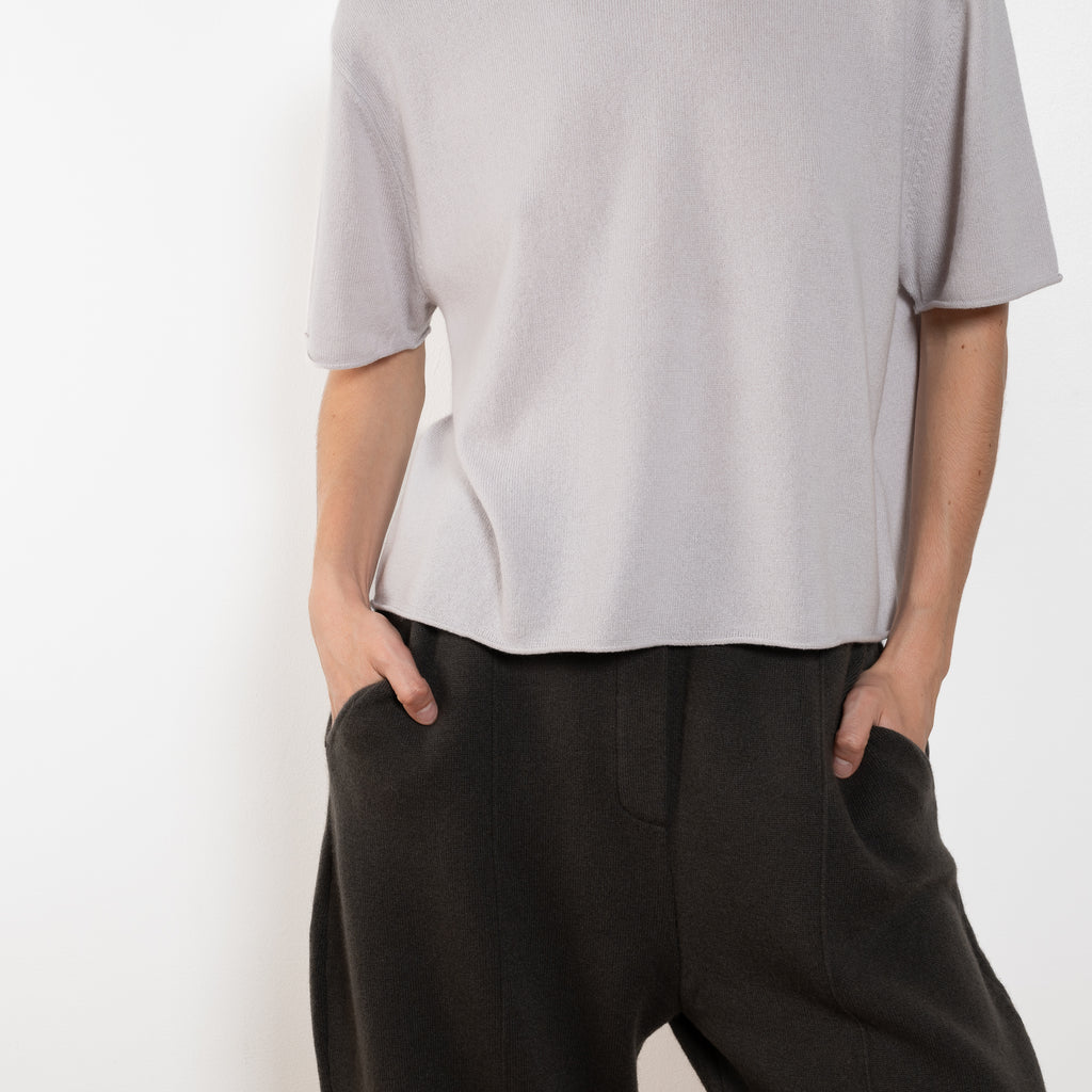 The Cila Tee by LISA YANG is a fine knit cashmere t-shirt with a classic round neck and rolled trim edges