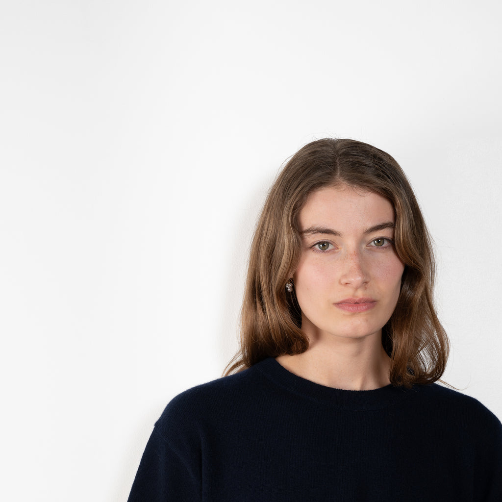 The Cila Tee by LISA YANG is a fine knit cashmere t-shirt with a classic round neck and rolled trim edges