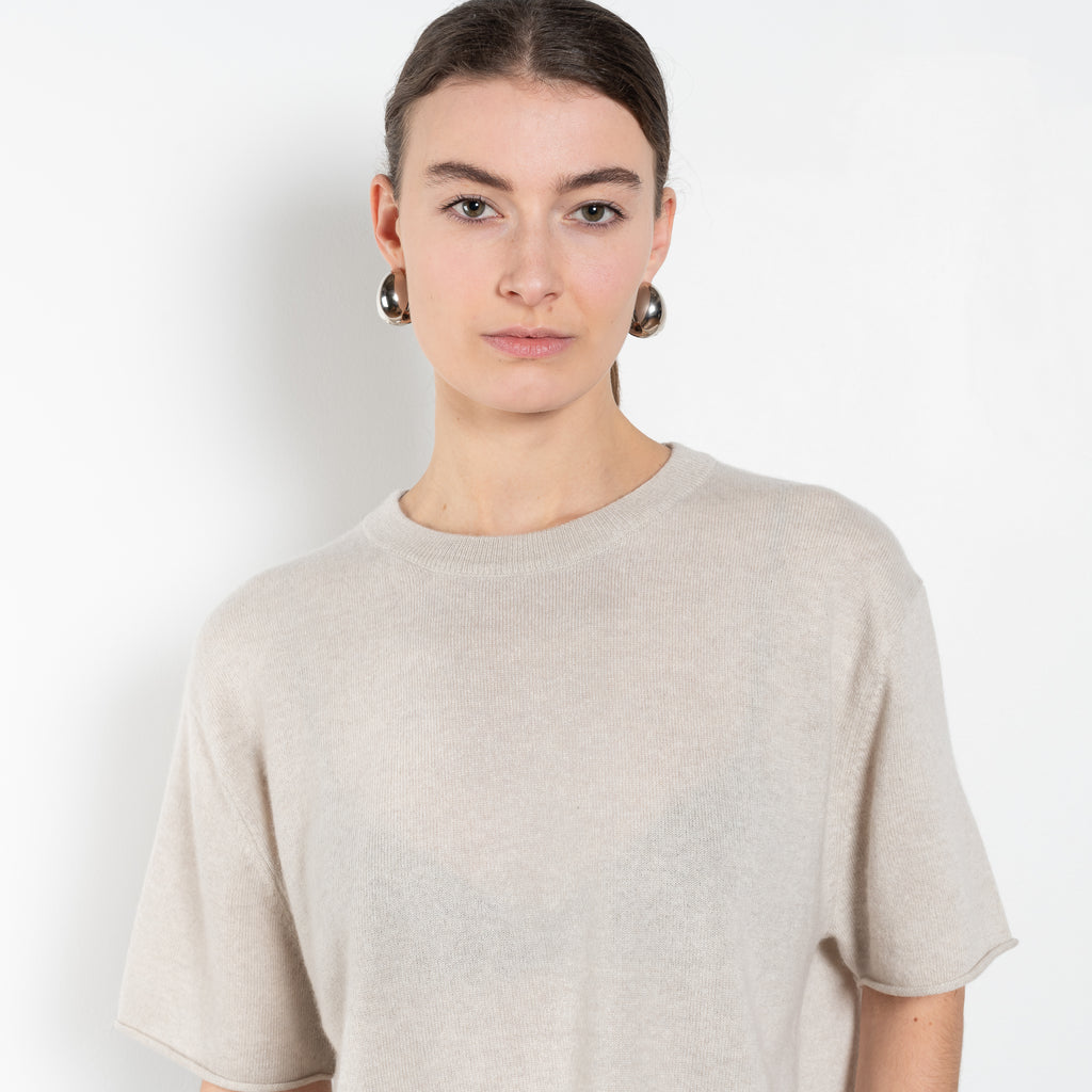The Cila Tee by LISA YANG is a fine knit cashmere t-shirt with a classic round neck and rolled trim edges
