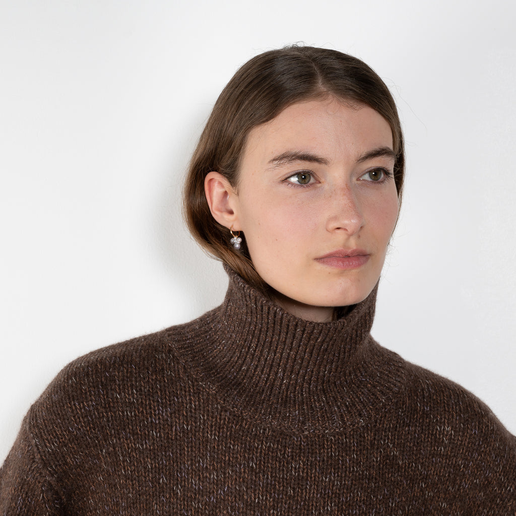 The Femi Sweater by LISA YANG is a timeless wardrobe essential, expertly crafted from 100% premium cashmere for exceptional softness and warmth