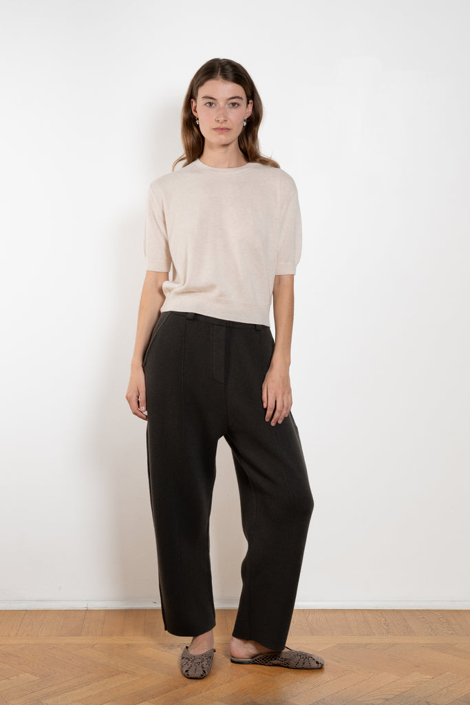 The Genevra Tshirt by LISA YANG is crafted in our warm weather standard 14-gauge cashmere. The regular fit, hip-length silhouette features a round neck, dropped shoulders