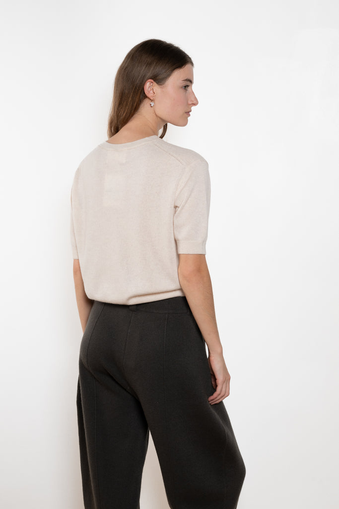 The Genevra Tshirt by LISA YANG is crafted in our warm weather standard 14-gauge cashmere. The regular fit, hip-length silhouette features a round neck, dropped shoulders