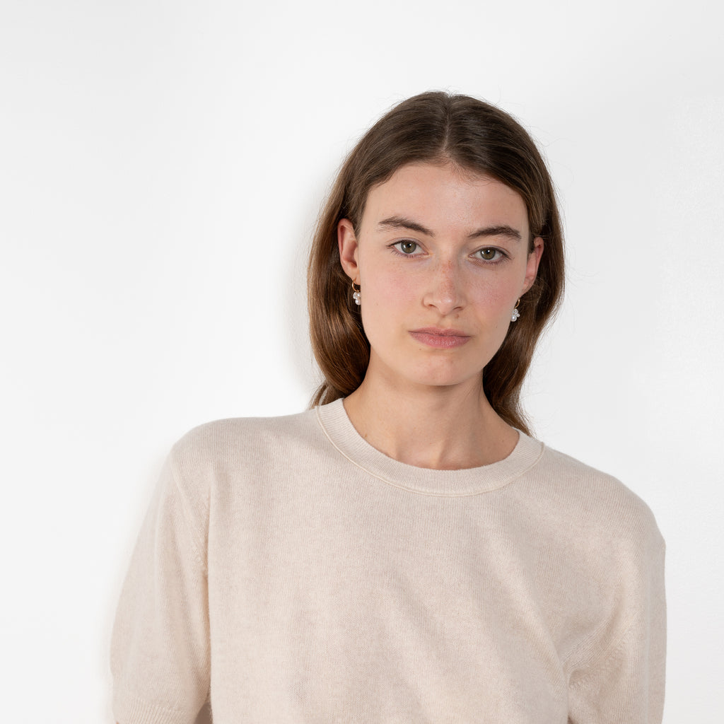 The Genevra Tshirt by LISA YANG is crafted in our warm weather standard 14-gauge cashmere. The regular fit, hip-length silhouette features a round neck, dropped shoulders