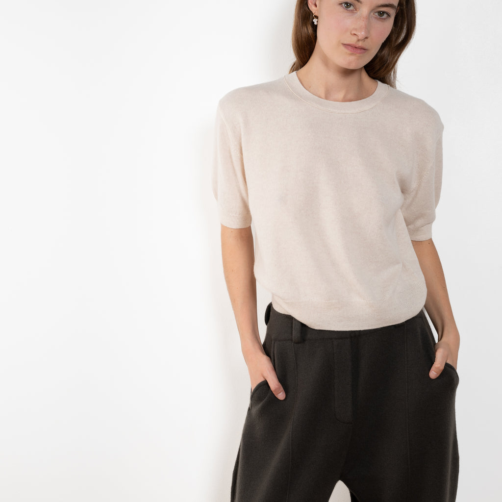 The Genevra Tshirt by LISA YANG is crafted in our warm weather standard 14-gauge cashmere. The regular fit, hip-length silhouette features a round neck, dropped shoulders