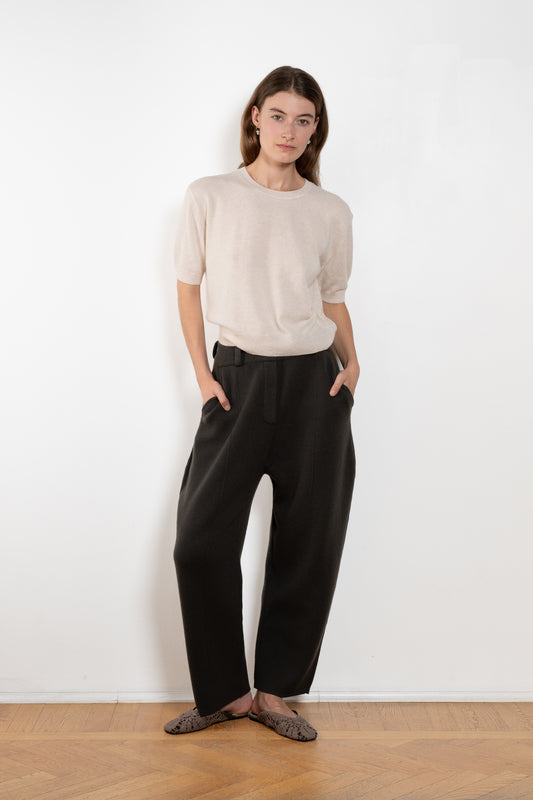 The Genevra Tshirt by LISA YANG is crafted in our warm weather standard 14-gauge cashmere. The regular fit, hip-length silhouette features a round neck, dropped shoulders

