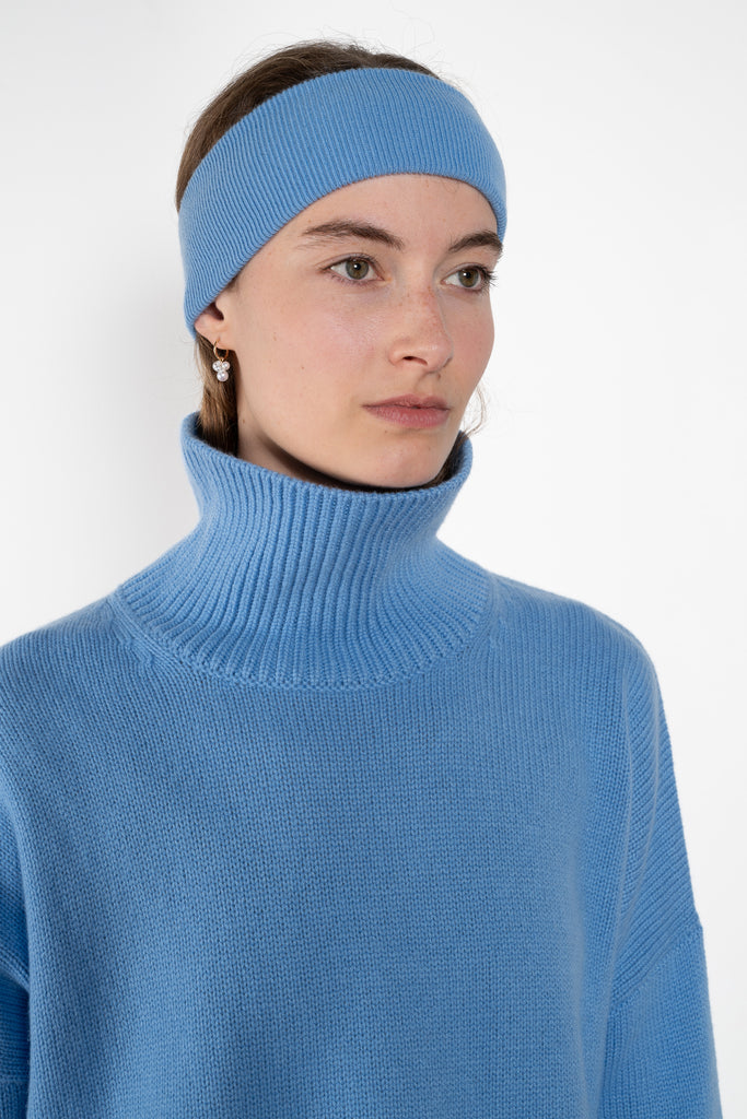 The Zuula Headband by Lisa Yang is minimalist cashmere headband with a clean, plain-knit design