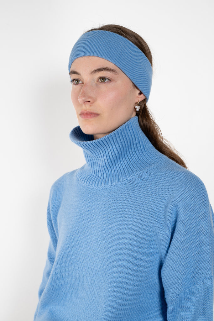 The Zuula Headband by Lisa Yang is minimalist cashmere headband with a clean, plain-knit design
