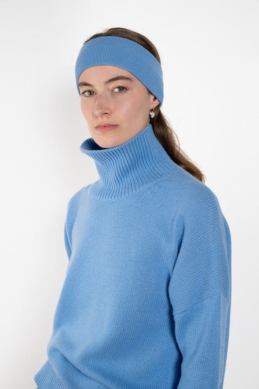 The Zuula Headband by Lisa Yang is minimalist cashmere headband with a clean, plain-knit design