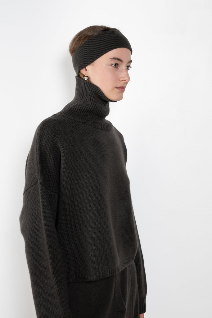 The Zuula Headband by Lisa Yang is a minimalist cashmere headband with a clean, plain-knit design