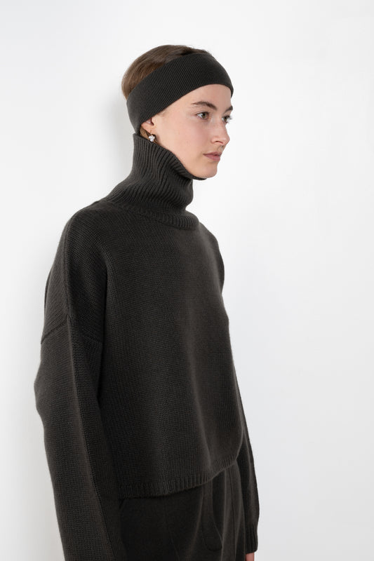 The Zuula Headband by Lisa Yang is a minimalist cashmere headband with a clean, plain-knit design