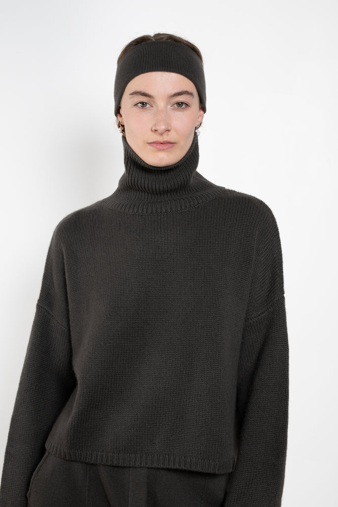 The Zuula Headband by Lisa Yang is a minimalist cashmere headband with a clean, plain-knit design
