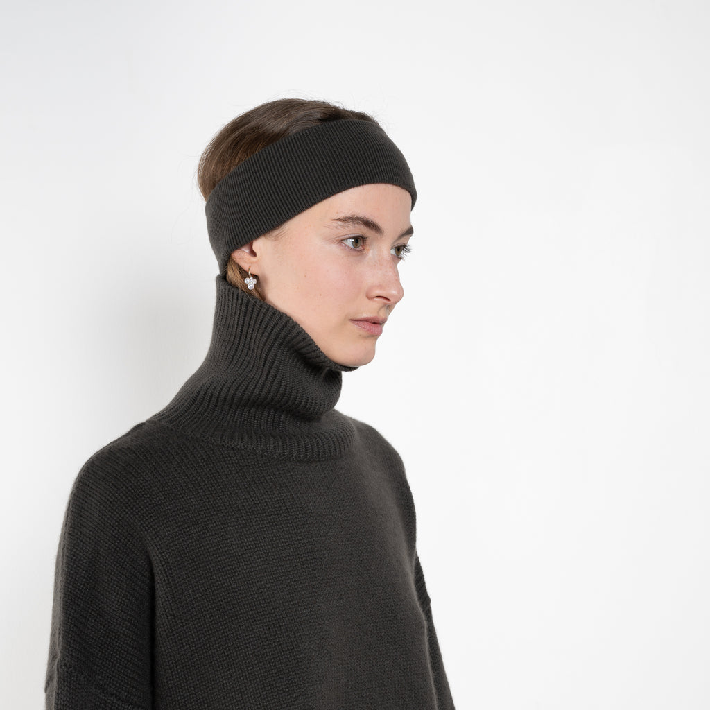 The Zuula Headband by Lisa Yang is a minimalist cashmere headband with a clean, plain-knit design