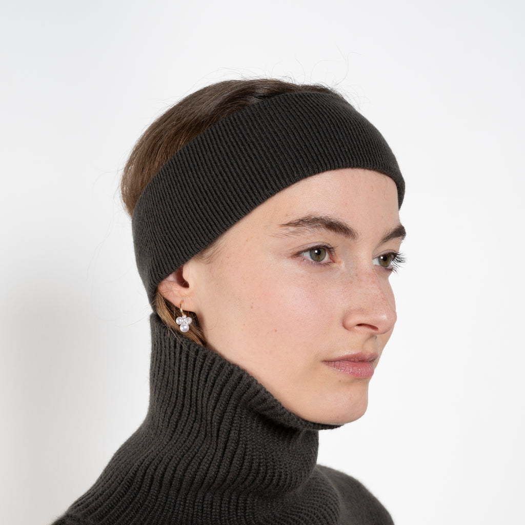 The Zuula Headband by Lisa Yang is a minimalist cashmere headband with a clean, plain-knit design