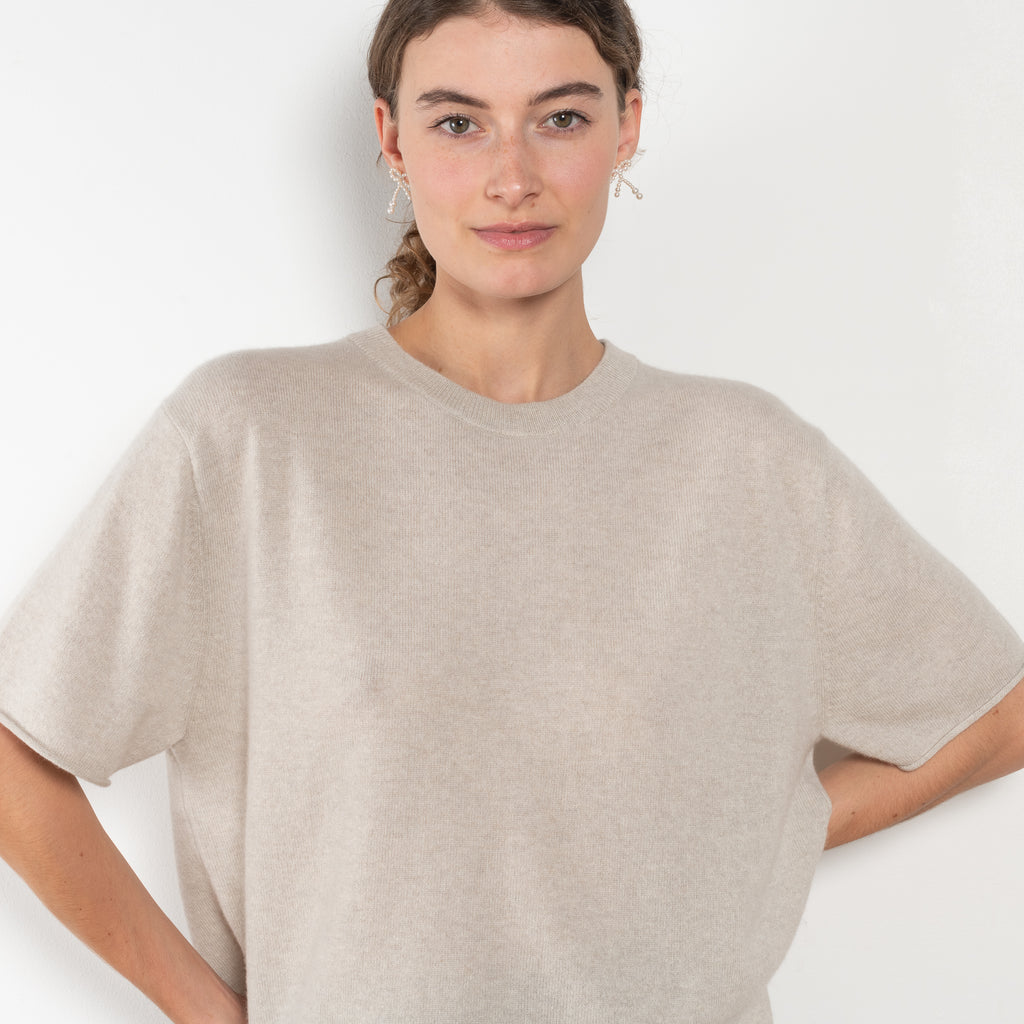 The Cila Tee by LISA YANG is a fine knit cashmere t-shirt with a classic round neck and rolled trim edges