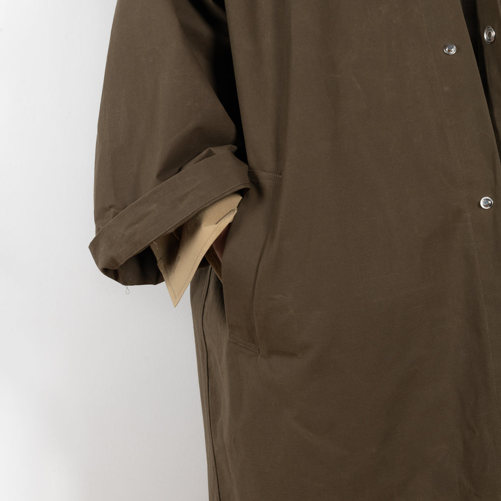 The Parka Coat Oil by Maud Van Den Beussche is a long parka in a structured cotton with detachable hood