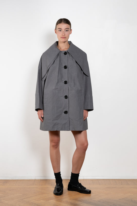 The Bandana Trench by Meryll Rogge is a trench coat crafted in trench cotton, featuring a bandana collar, raglan sleeves and a button closure.