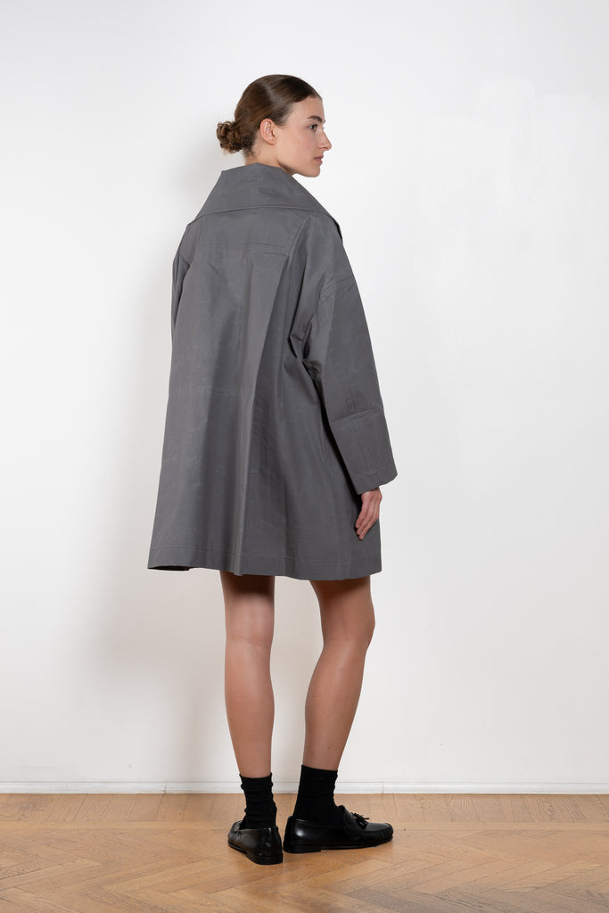 The Bandana Trench by Meryll Rogge is a trench coat crafted in trench cotton, featuring a bandana collar, raglan sleeves and a button closure.