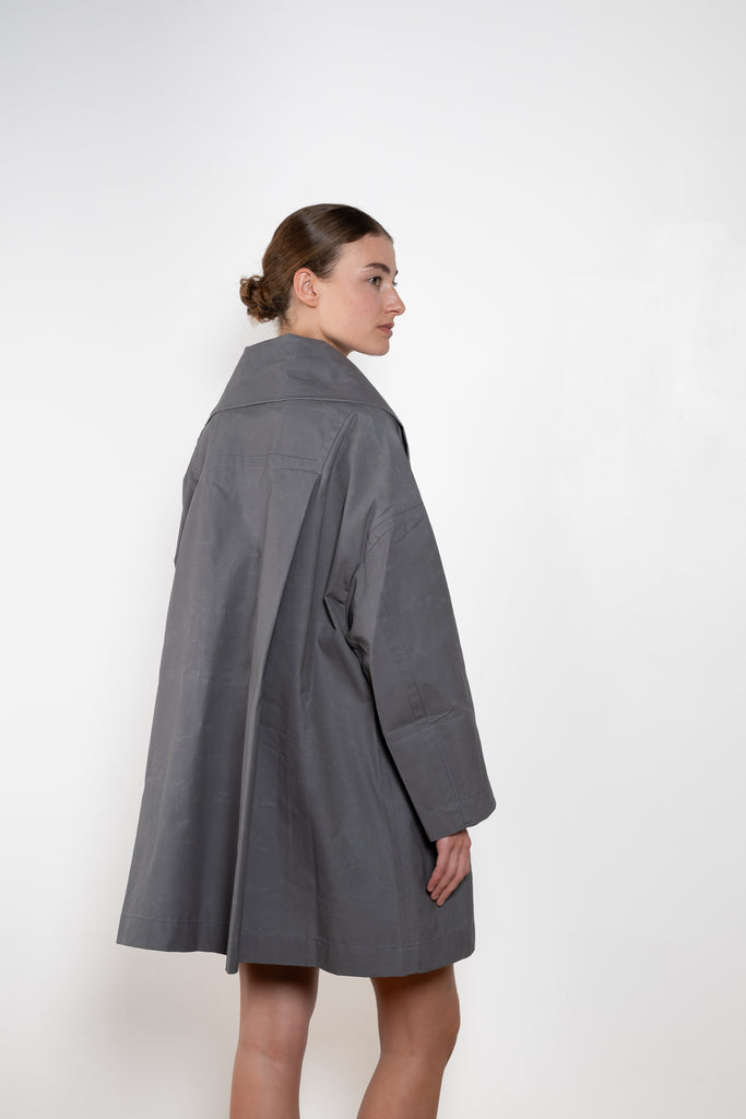 The Bandana Trench by Meryll Rogge is a trench coat crafted in trench cotton, featuring a bandana collar, raglan sleeves and a button closure.