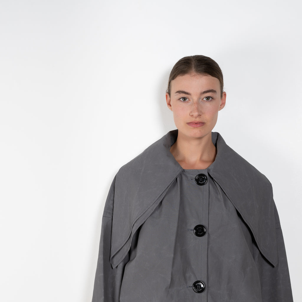 The Bandana Trench by Meryll Rogge is a trench coat crafted in trench cotton, featuring a bandana collar, raglan sleeves and a button closure.
