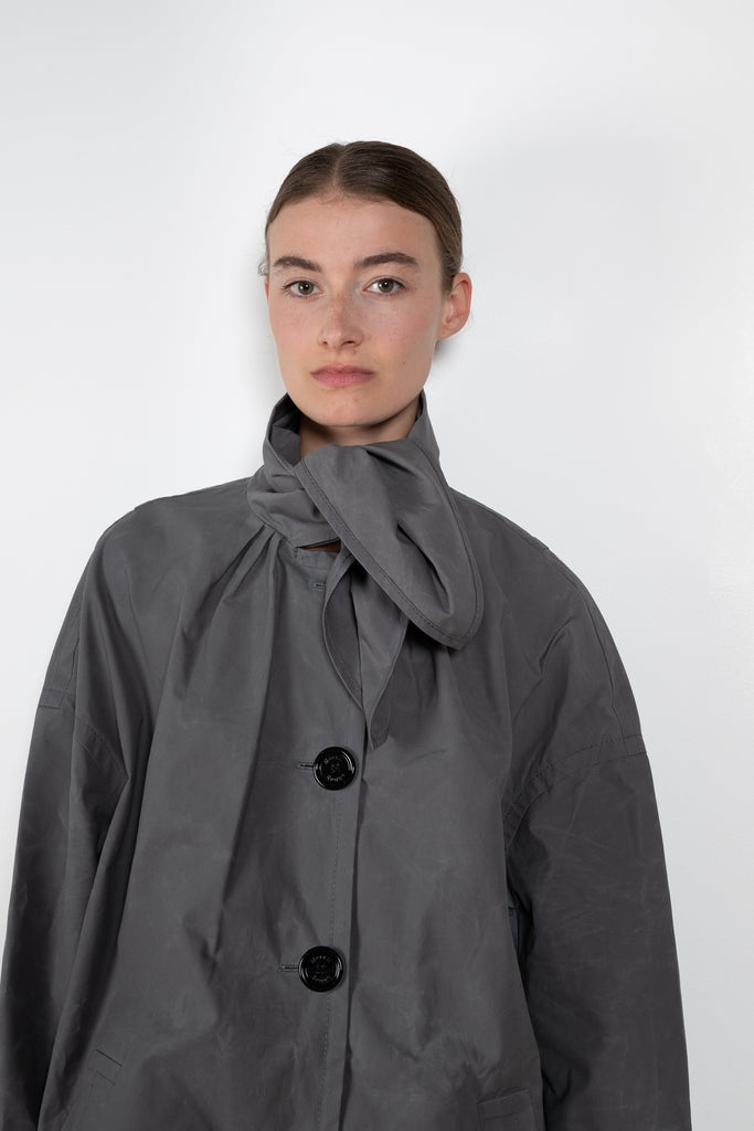 The Bandana Trench by Meryll Rogge is a trench coat crafted in trench cotton, featuring a bandana collar, raglan sleeves and a button closure.