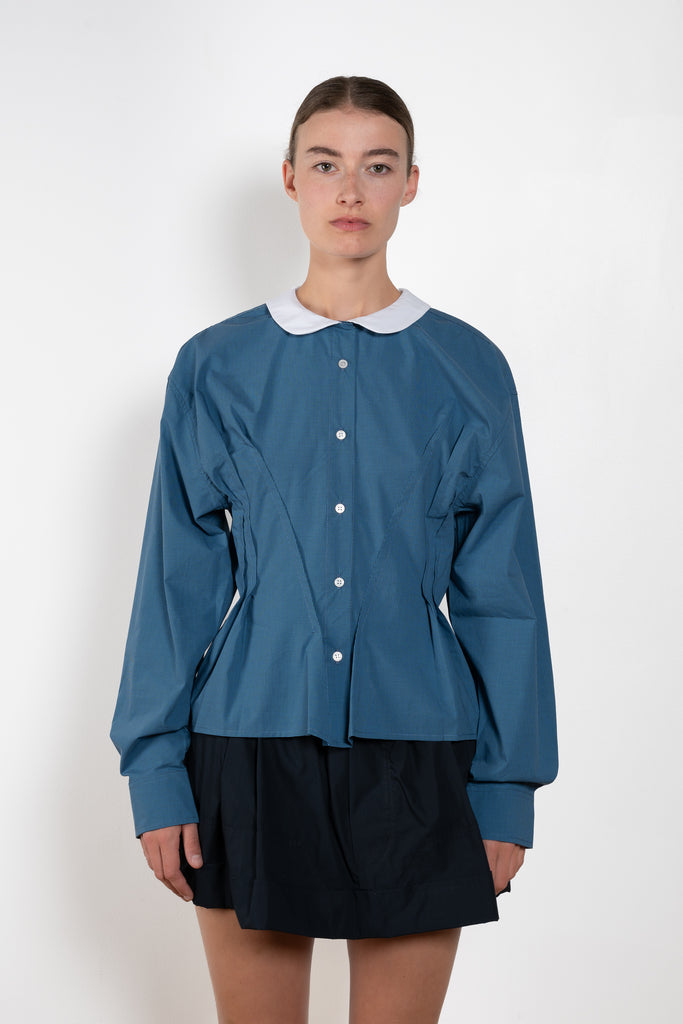 The Waisted Shirt by Meryll Rogge is a long-sleeved waisted shirt crafted in printed cotton, featuring a club collar and a fitted silhouette.