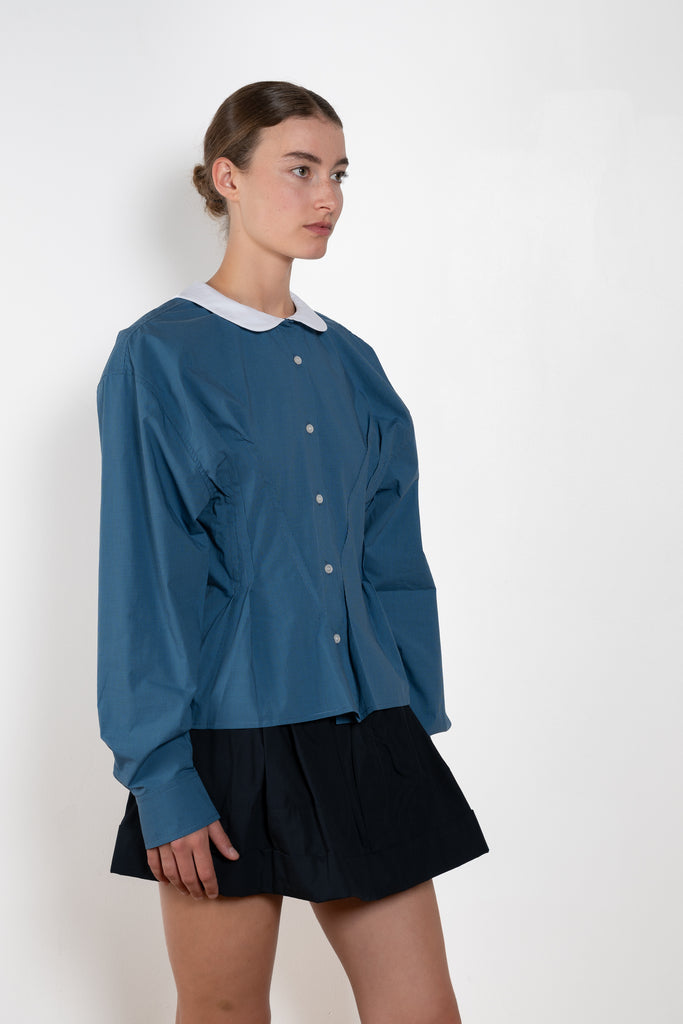The Waisted Shirt by Meryll Rogge is a long-sleeved waisted shirt crafted in printed cotton, featuring a club collar and a fitted silhouette.