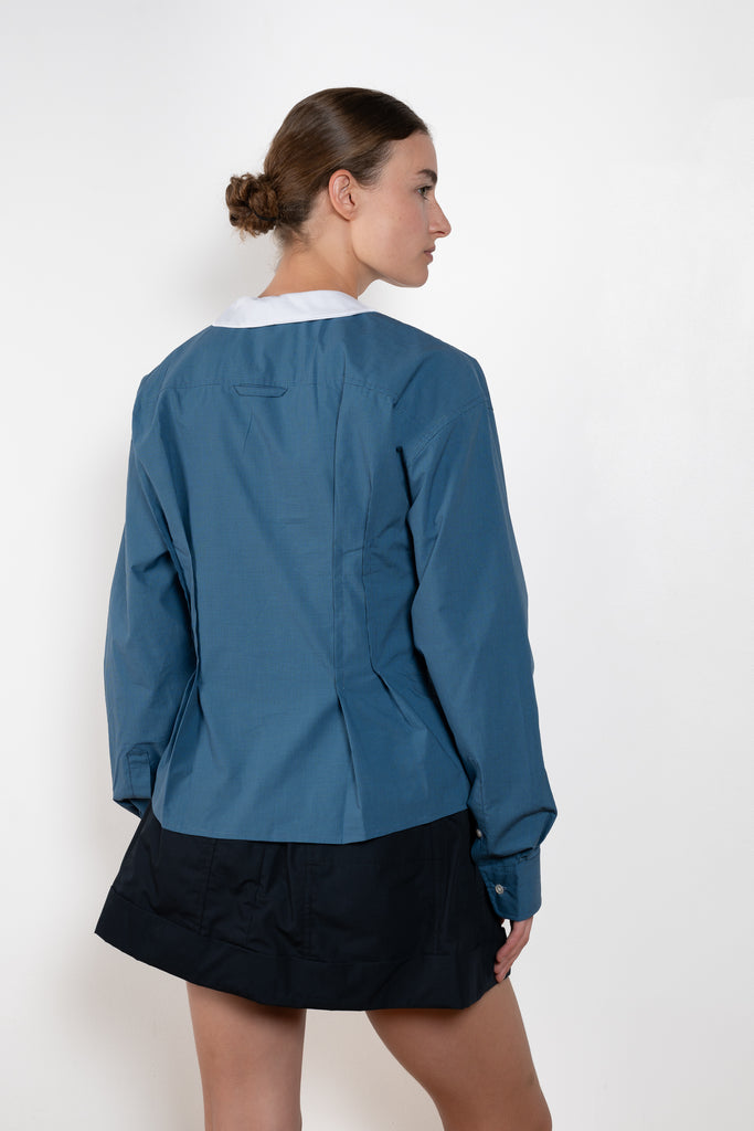 The Waisted Shirt by Meryll Rogge is a long-sleeved waisted shirt crafted in printed cotton, featuring a club collar and a fitted silhouette.